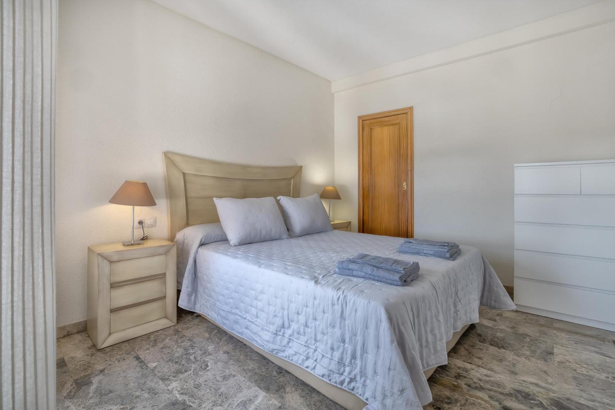 R & T Cordoba Center Apartamentos - Parking Екстериор снимка