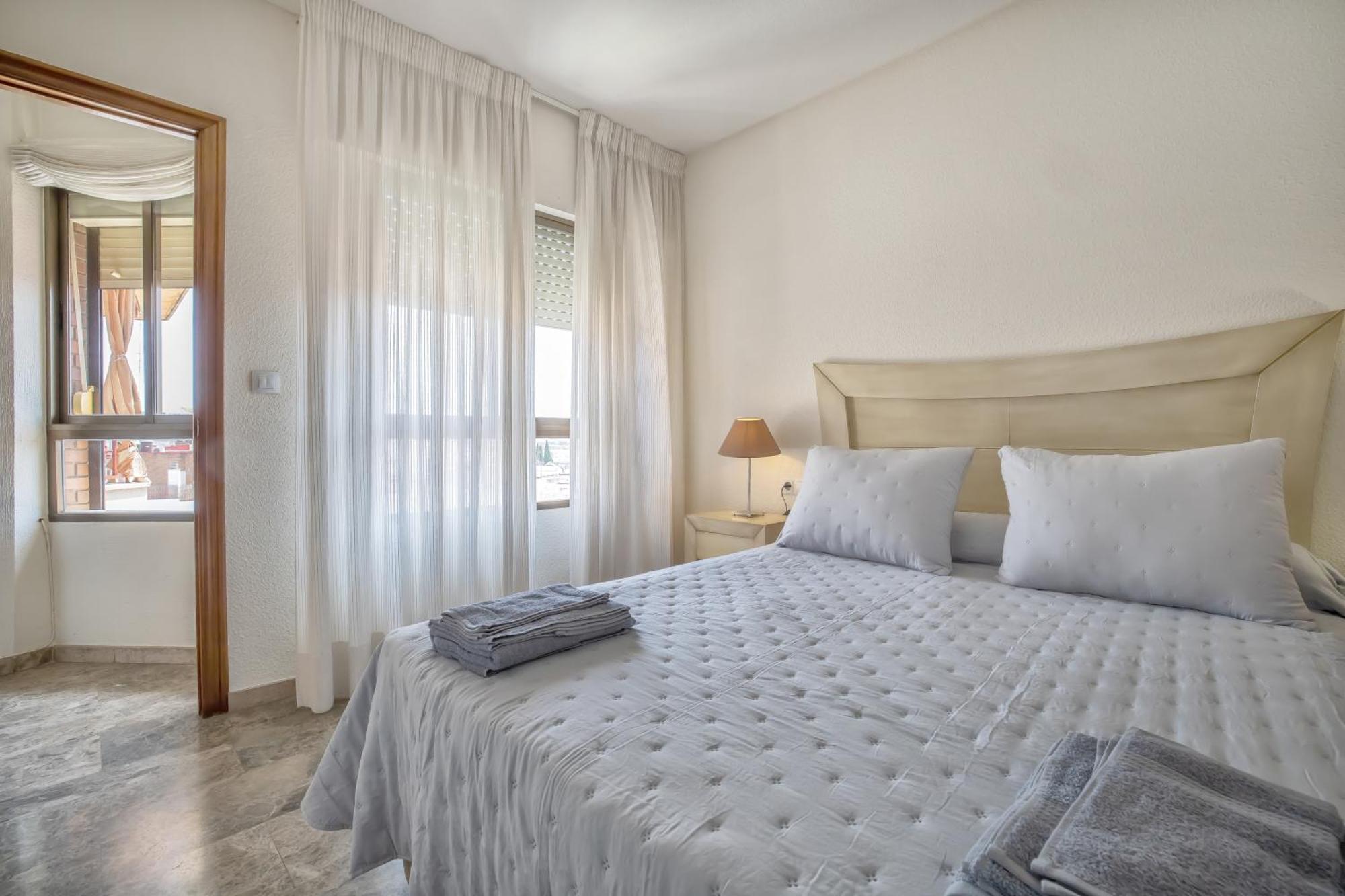 R & T Cordoba Center Apartamentos - Parking Екстериор снимка