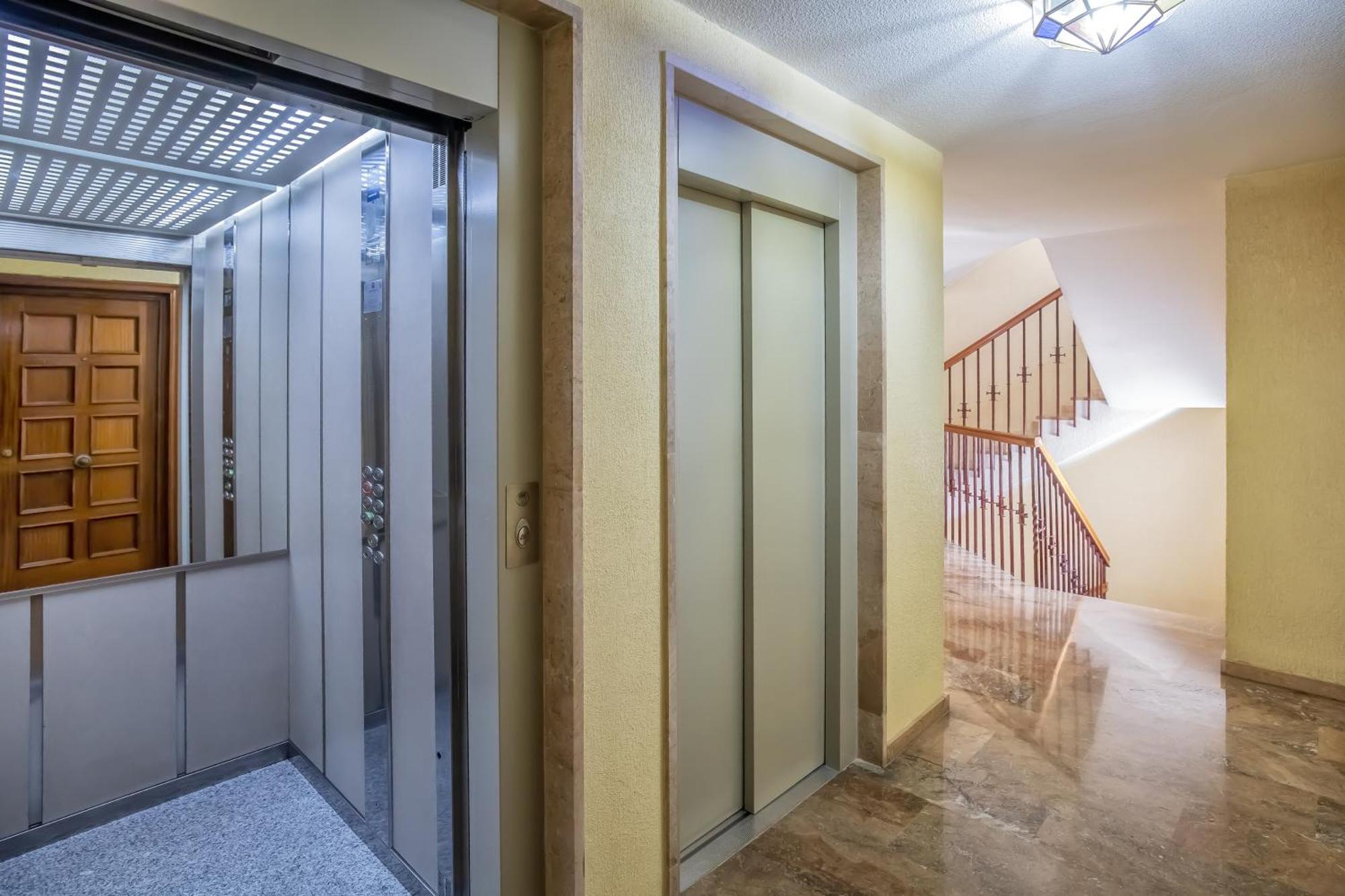 R & T Cordoba Center Apartamentos - Parking Екстериор снимка